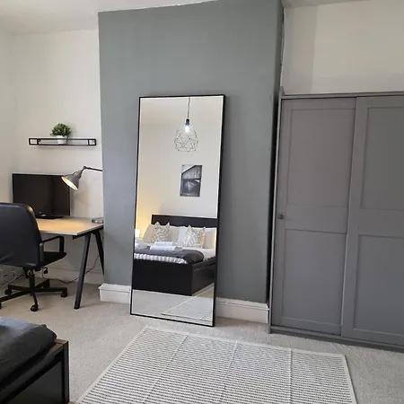 Bright And Cosy 2 Bed House With Free Parking Near The Centre Nyaraló