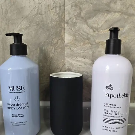 Bright And Cosy 2 Bed House With Free Parking Near The Centre *