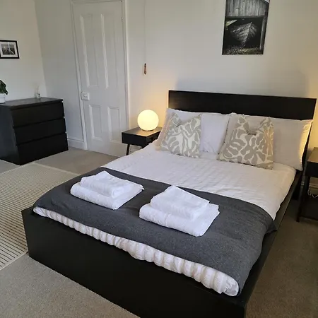 Bright And Cosy 2 Bed House With Free Parking Near The Centre * Leeds