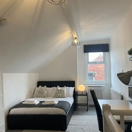 Bright And Cosy 2 Bed House With Free Parking Near The Centre ليدز