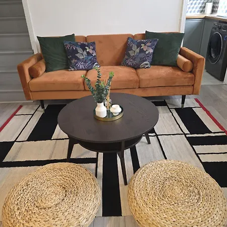 Bright And Cosy 2 Bed House With Free Parking Near The Centre *