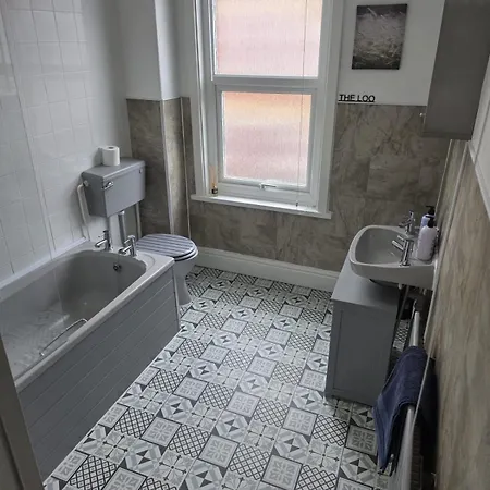 Bright And Cosy 2 Bed House With Free Parking Near The Centre Nyaraló *