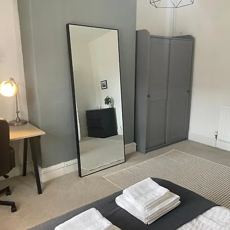 Bright And Cosy 2 Bed House With Free Parking Near The Centre بيت للعطل *