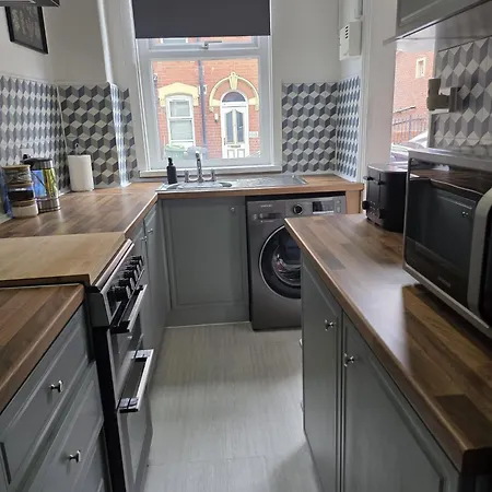 Bright And Cosy 2 Bed House With Free Parking Near The Centre بيت للعطل *