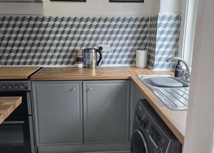 Bright And Cosy 2 Bed House With Free Parking Near The Centre *