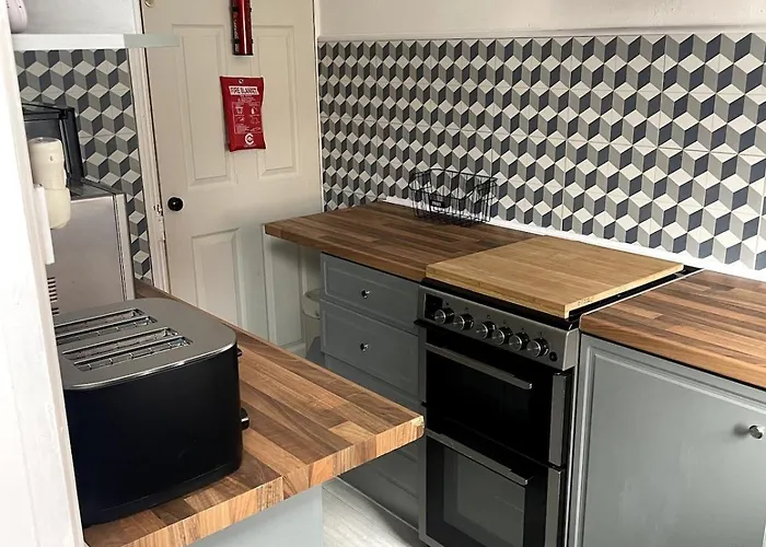 Bright And Cosy 2 Bed House With Free Parking Near The Centre Holiday home Leeds (West Yorkshire)