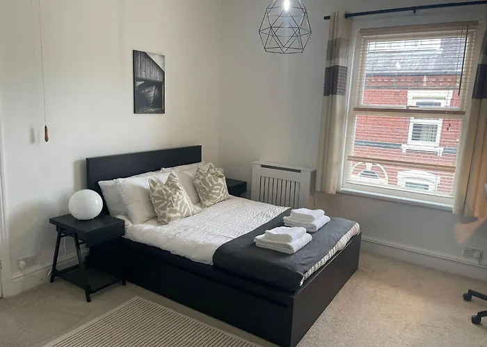 Holiday home Bright And Cosy 2 Bed House With Free Parking Near The Centre *