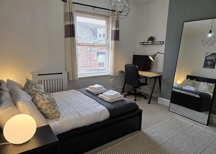 Bright And Cosy 2 Bed House With Free Parking Near The Centre Holiday home Leeds (West Yorkshire)
