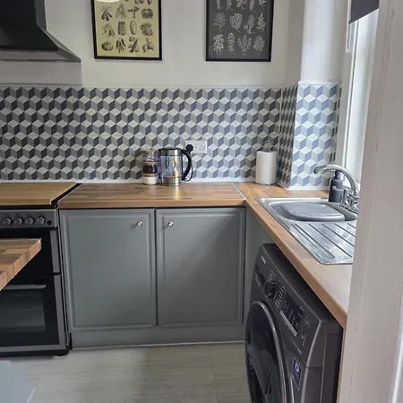 Bright And Cosy 2 Bed House With Free Parking Near The Centre *