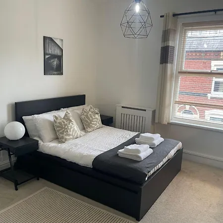 בית נופש Bright And Cosy 2 Bed House With Free Parking Near The Centre *