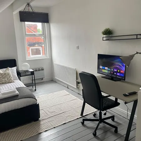 Bright And Cosy 2 Bed House With Free Parking Near The Centre בית נופש