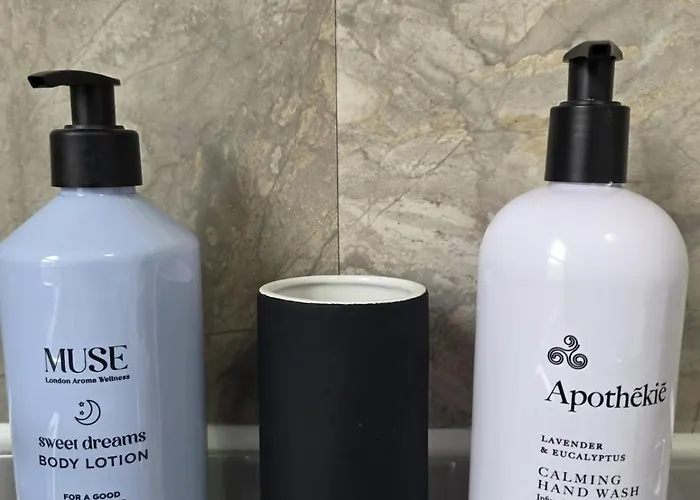 Bright And Cosy 2 Bed House With Free Parking Near The Centre *