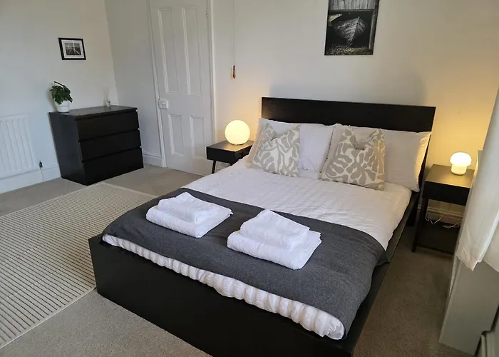 Bright And Cosy 2 Bed House With Free Parking Near The Centre * Leeds (West Yorkshire)