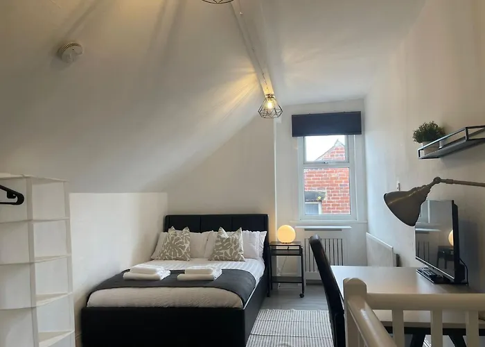 Bright And Cosy 2 Bed House With Free Parking Near The Centre Leeds (West Yorkshire)