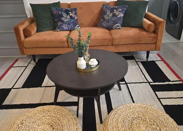 Bright And Cosy 2 Bed House With Free Parking Near The Centre *