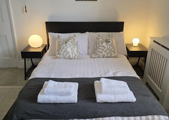 Bright And Cosy 2 Bed House With Free Parking Near The Centre Leeds (West Yorkshire)