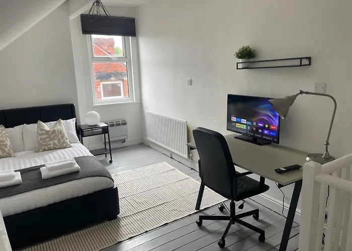 Bright And Cosy 2 Bed House With Free Parking Near The Centre Feriehus